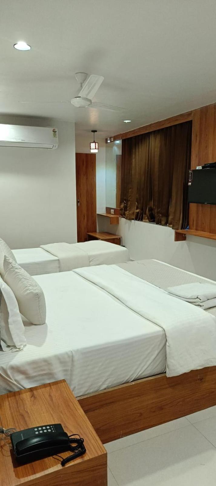 Hotel Royal Relax Гандинагар Экстерьер фото